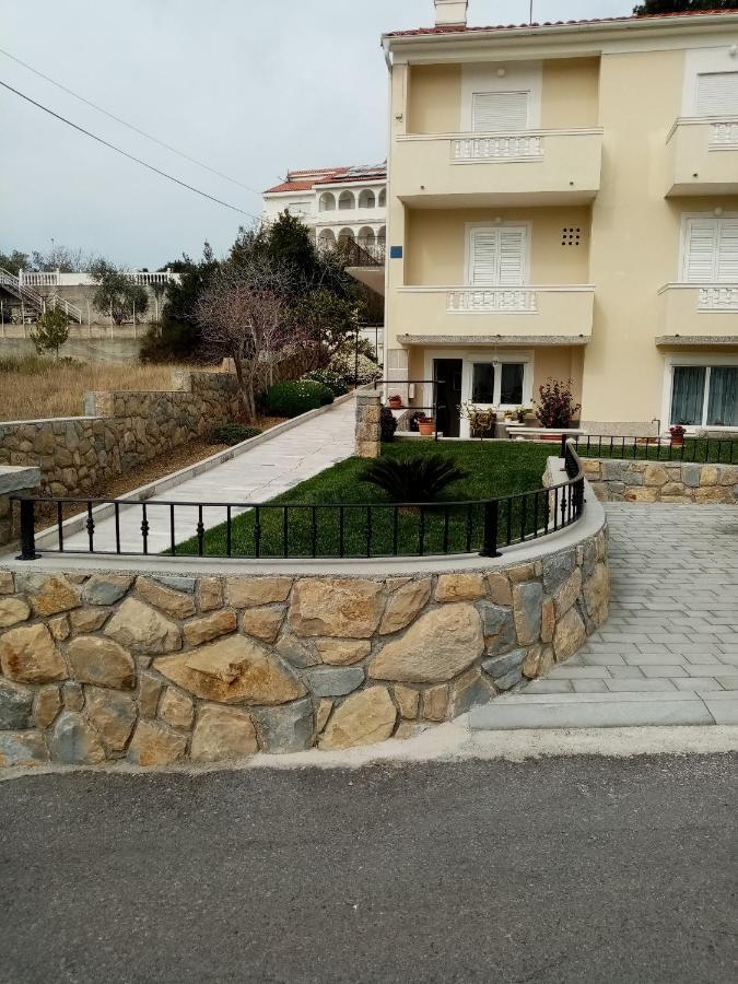 Apartments With A Parking Space Rab - 12383 Banjol Exterior foto